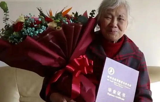 Cụ bà miệt mài đèn sách, 75 tuổi tốt nghiệp cử nhân: 'Tôi không muốn nuối tiếc điều gì'