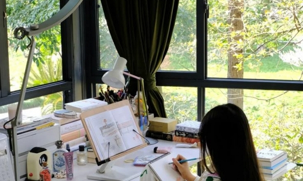 Gần 12h đêm, tôi chết lặng khi thấy con gái vừa cười lớn, vừa ôm mặt khóc nức nở trong bóng tối