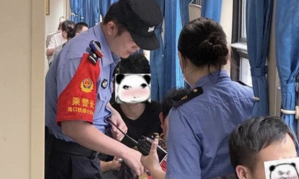 Vô tình liếc nhìn điện thoại cụ bà ngồi cạnh, nam sinh tái mặt trước tin nhắn mình thấy, vội vàng báo nhân viên an ninh