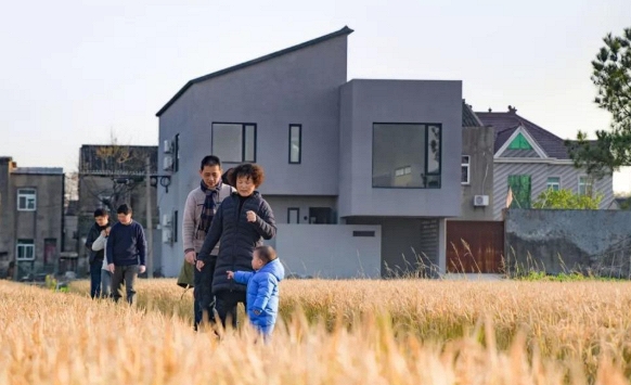 Đau đầu vì ngược xuôi nội ngoại, vợ chồng 8x táo bạo chi 5,5 tỷ đồng xây nhà 200m2 đón cả nhà sống chung: 'Đây là tổ ấm thực sự”