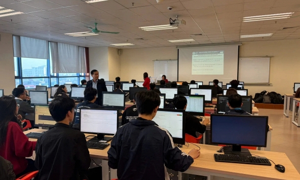 Kỳ thi tự luận trên máy tính đầu tiên tại Đại học Kinh tế Quốc dân: Bước tiến mới trong công tác khảo thí