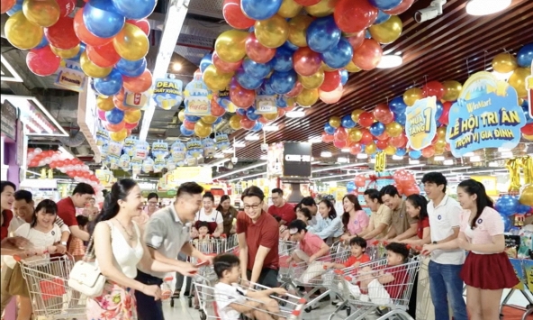 Gia đình trẻ hào hứng tham gia 'Cuộc đua mua sắm', khám phá cách chọn thực phẩm chuẩn