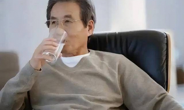 Bác sĩ đã phát hiện ra rằng người uống nước sau khi thức dậy có thể trải qua 6 thay đổi này trong cơ thể chỉ trong 3 tháng!