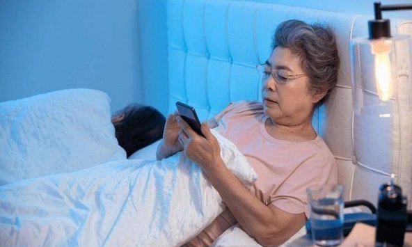 Một phụ nữ 65 tuổi đột ngột qua đời vào ban đêm. Bác sĩ thở dài: 'Ở tuổi này mà vẫn làm 4 việc ấy, thật là bất cẩn'