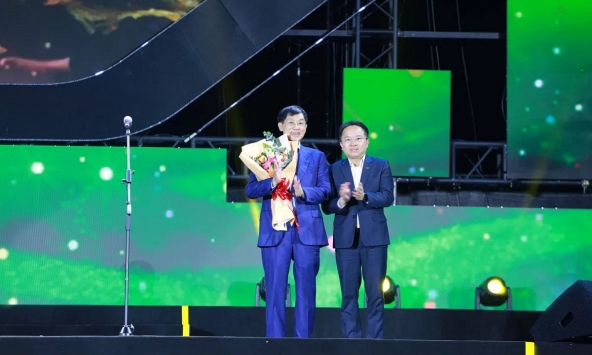 Trích 6 tỷ đồng từ ngân sách lễ cưới của con gái, tỷ phú Johnathan Hạnh Nguyễn mang tiền hỗ trợ bà con vùng lũ