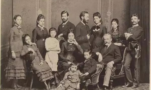 3 thế hệ nuôi dưỡng 16 NHÂN TÀI hàng đầu: Rốt cuộc điều gì giúp gia tộc này liên tục xuất hiện người kiệt xuất? Câu trả lời không ngờ!