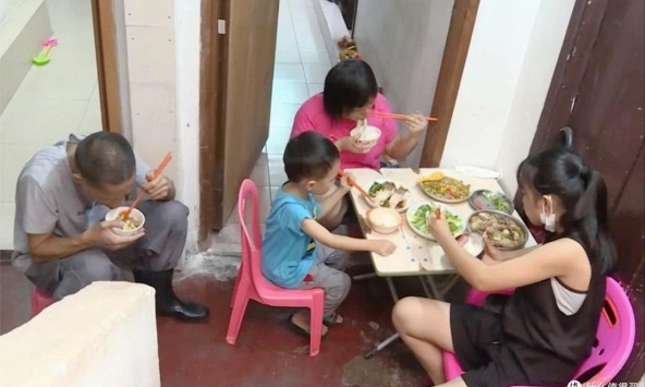 Hồng Kông đau lòng quá: Nhà 4 người chen chúc trong căn hộ 6m² không cửa sổ, nấu ăn trong toilet, ai nhìn cũng quặn tim