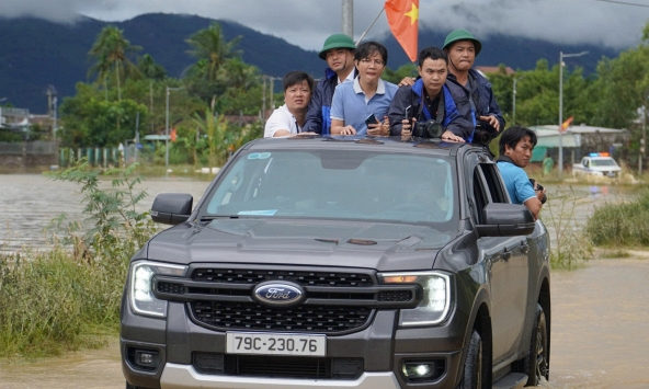 Lực lượng báo chí thường trú tại Khánh Hòa kịp thời đồng hành chia sẻ khó khăn vùng lũ