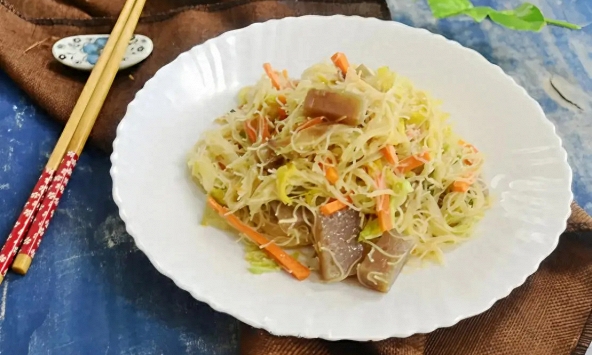 Nếu lười nấu nướng, chỉ cần 15 phút là xong món ăn mùi vị thơm ngon, hấp dẫn hơn mì xào ngoài tiệm