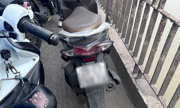Hà Nội: Hiện trường nơi người phụ nữ bỏ lại xe máy, nhảy cầu Chương Dương