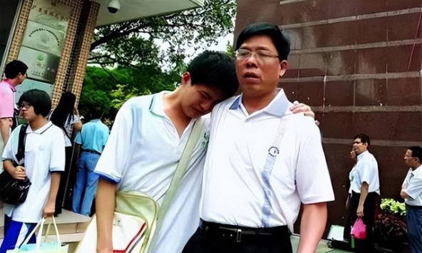 Nam sinh thi ĐH điểm thấp nhưng vẫn đỗ trường top đầu, ngày đến nhập học bất ngờ bị chặn ở cổng: 'Chúng tôi chưa từng nhận em vào học'