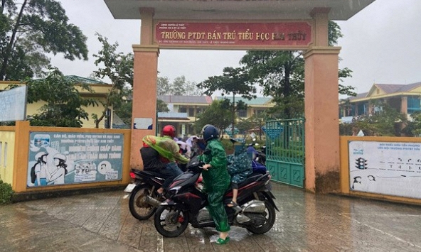 Vụ 40 học sinh nghi ngộ độc: Hơn 50 phụ huynh tiếp tục đến trường đón con về giữa chừng vì sự xuất hiện của 1 người phụ nữ