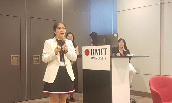 Vượt qua “bức tường vô hình”