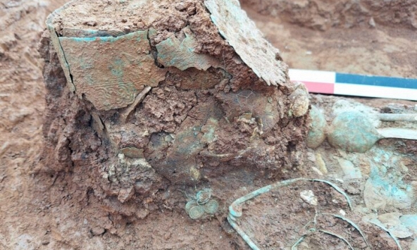 Bí ẩn ngôi mộ cổ của người phụ nữ với chiếc vương miện lộn ngược  