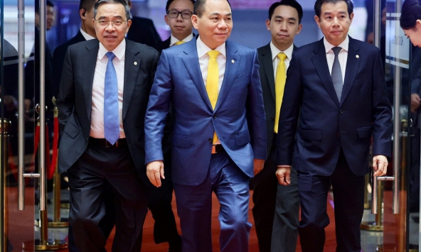 Khung hình hiếm có ở VinFuture 2025: Tỷ phú Phạm Nhật Vượng và hai con trai chọn phụ kiện giống hệt nhau