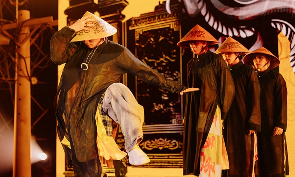 Nón lá, áo dài và hình ảnh rồng thời Lý xuất hiện tại sân khấu Tân binh toàn năng