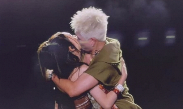 Nụ hôn gây sốc của HLV Rap Việt khiến netizen ghen tị!