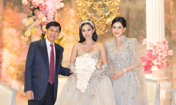 Tỷ phú Johnathan Hạnh Nguyễn có 2 “nàng tiên”, Tiên nào cũng đẹp!