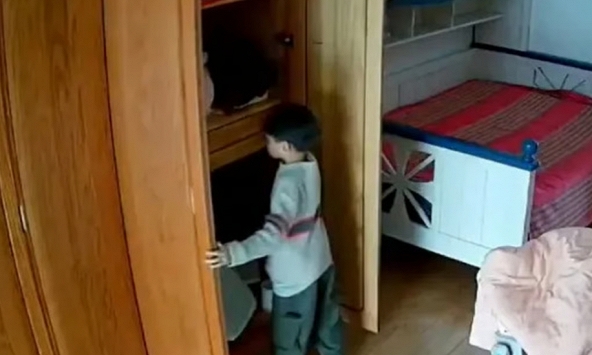 Bố mẹ lén xem camera nhiều giờ, sốc nặng vì điều lạ con trai lén lút làm