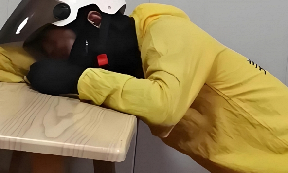 'Năm đầu tiên sau khi tốt nghiệp, tôi đi làm shipper, mệt đến mức khóc hết cả đêm'