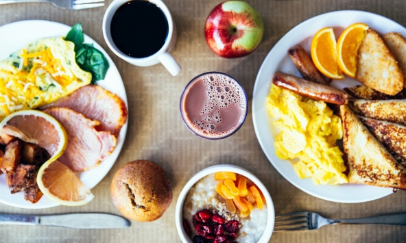 Ngày càng nhiều người tử vong tiểu đường, bác sĩ cảnh báo: 4 việc này hại chẳng kém ăn đồ ngọt, khiến đường huyết tăng vọt 'không phanh'