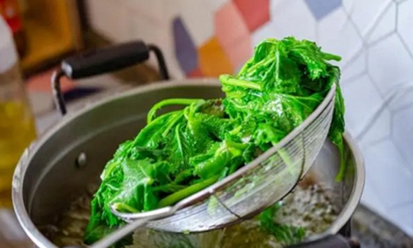 6 loại rau không chần trước khi nấu chẳng khác nào uống thuốc độc, toàn món quen mặt trên bàn ăn của người Việt