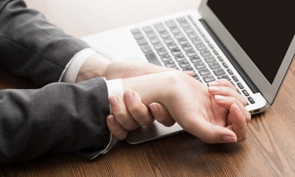 Căn bệnh thầm lặng khiến hàng triệu dân công sở chủ quan: Tê tay chỉ là dấu hiệu đầu tiên