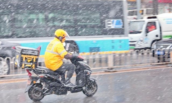 Đi 10km trong mưa để giao một đơn hàng, shipper tuyên bố 1 câu khiến ai cũng thấm