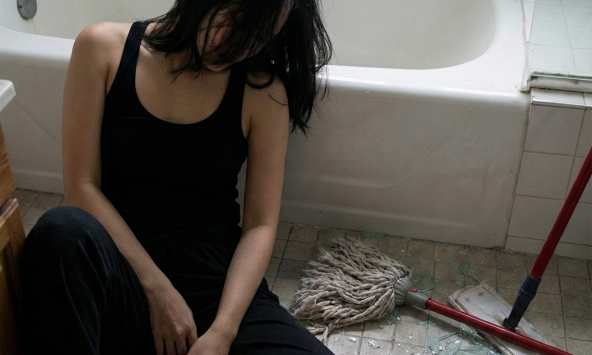 Mắc kẹt trong nhà tắm, đập kính vẫn không thoát ra được: Cô gái ở một mình được cứu bởi thứ nhiều người tưởng… vô giá trị trên điện thoại