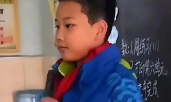 Phát hiện ký tự khó hiểu trên áo con trai, mẹ tra hỏi rồi bật khóc nức nở: Con tôi mới 9 tuổi nhưng quá bản lĩnh!