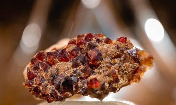 Khoan 106 lỗ xuống sa mạc, một quốc gia tìm thấy thứ quan trọng 'tương đương với các mỏ ở Trung Quốc'