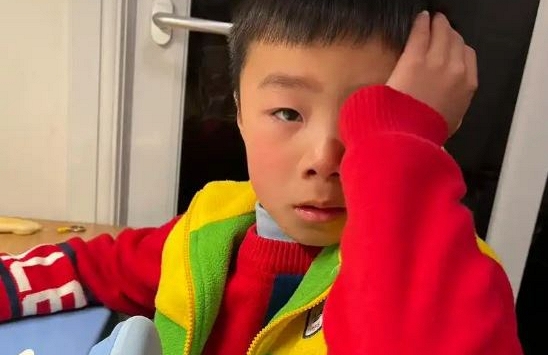 Bài văn vỏn vẻn 26 chữ của 1 học sinh tiểu học khiến cô giáo vừa chấm vừa khóc nức nở: Cô đau đến nghẹn lòng!