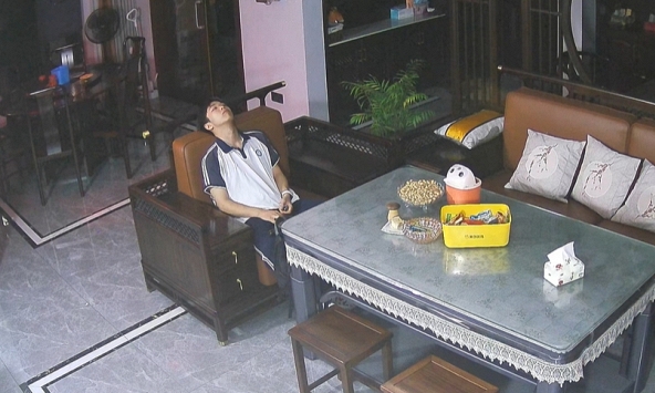 Khung cảnh nam sinh ngồi thất thần giữa phòng khách lúc 23h đêm gây tranh cãi kịch liệt