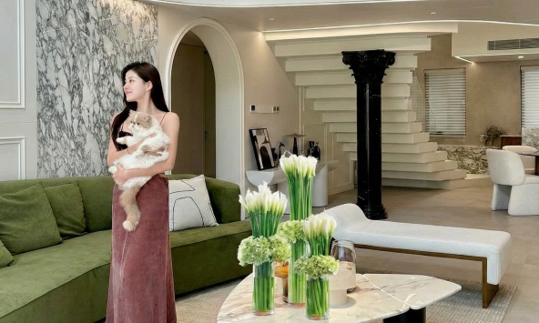 Thú chơi hoa Tết 2026: Quên những bình hoa rườm rà đi, một nắm hoa Rum cắm lọ mới là đỉnh cao của sự tinh tế, hút lộc cực mạnh