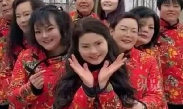 Cặp vợ chồng trong 20 năm sinh 9 người con đều chỉ đặt chung 1 cái tên chỉ để mong cầu điều này