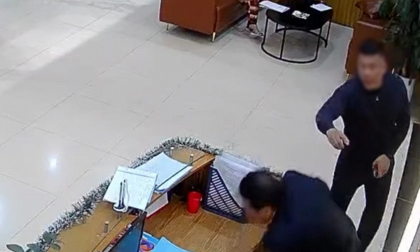 Người đàn ông chửi bới, xô ngã bảo vệ chung cư ở Hà Nội: Nguồn cơn gây bất bình