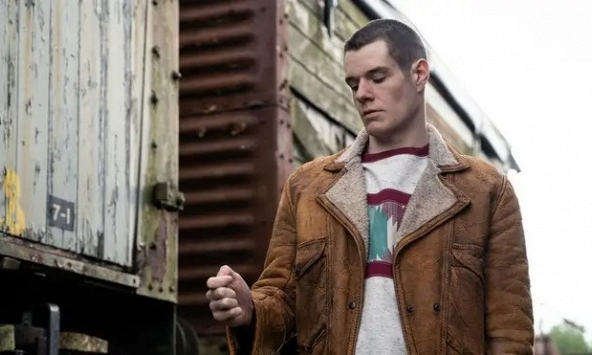 Xem phim Sex Education, tôi lạnh người khi nhớ lại lần mình tát con: 'Từng đau mà sao vẫn mắc sai lầm như thế hệ trước?'