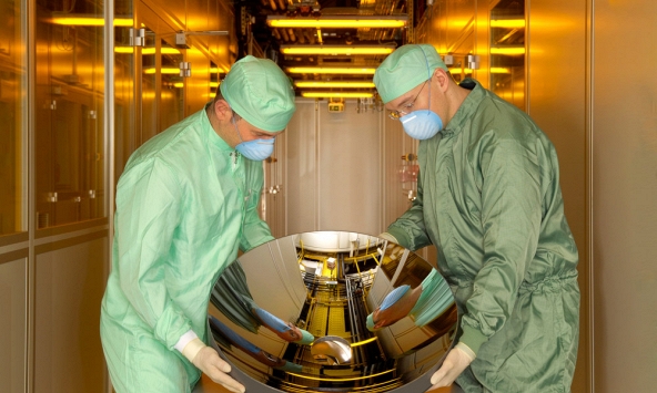 Đã tạo được tia EUV, nhưng tại sao máy quang khắc Trung Quốc vẫn thua ASML, hóa ra vì thiếu bộ phận này