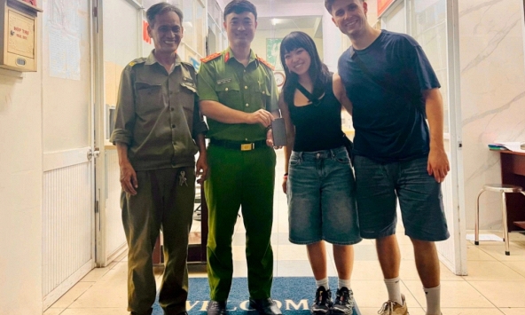 Mất iPhone khi đi du lịch Việt Nam, khách Tây có trải nghiệm cực xúc động chỉ sau 10 phút