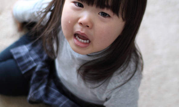 Vì sao trẻ vừa nhìn thấy một người nào đó liền đột nhiên khóc to? Không phải mê tín, cha mẹ cần thật hiểu rõ