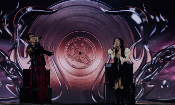 Em Xinh Chi Xê đẹp như nàng thơ, The Flob đốt cháy sân khấu WeYoung 2025 bằng năng lượng điên đảo