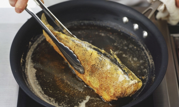 Rán cá đừng chỉ cho mỗi dầu: Thêm 3 thứ này vào chảo, đảm bảo cá vàng giòn đẹp mắt, không lo bắn dầu