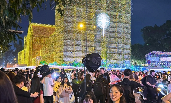 11 giờ đêm: Trung tâm thành phố biến thành 'studio chụp ảnh', giới trẻ mang cả ekip để check-in Noel