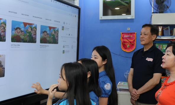 Học sinh TPHCM thích thú trước thư viện số và video truy xuất nguồn gốc