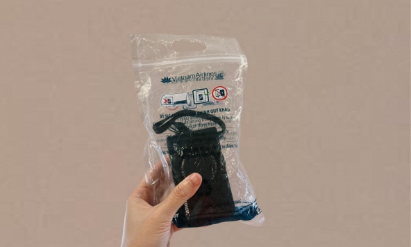 Vietnam Airlines phát 1 chiếc túi nhỏ để giữ an toàn, từ đó cô gái lúc nào cũng mang khư khư theo bên người