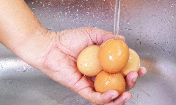 Mua trứng về cất tủ lạnh, nên rửa sạch hay để nguyên? Lời giải từ chuyên gia khiến nhiều người 'giật mình'