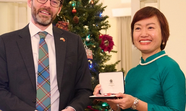 Phụ nữ đầu tiên tại Việt Nam được phong tặng danh hiệu MBE của Hoàng gia Anh