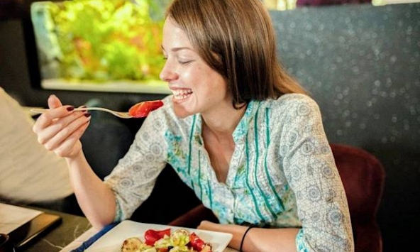 Chế độ ăn được nhiều phụ nữ trung niên - mãn kinh 'quảng bá' vì hứa hẹn giảm cân trong 3 tháng thật sự là gì, ai không nên thử?