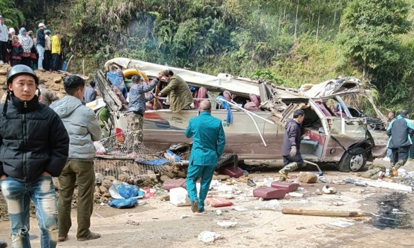 Hiện trường vụ lật xe khách chở đoàn giáo viên đi thiện nguyện khiến 9 người tử vong