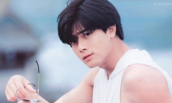 Nam tài tử đẹp trai hoàn hảo từng khiến fan nổi giận chỉ vì thông báo lấy vợ: U70 đón 3 con, phong cách giáo dục cực đỉnh